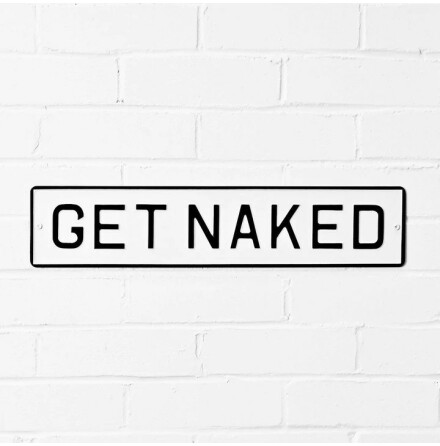 Skylt &quot;Get Naked&quot;